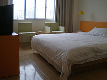 郑州百纳连锁酒店(郑州红旗路店)休闲大床房 休闲大床房